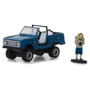 Miniatura - 1:64 - 1967 Ford Bronco c/ Mochileiro - The Hobby Shop 6 - Greenlight