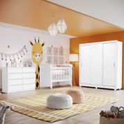 Quarto de Bebê Guarda Roupa Theo 3 Portas Cômoda Lola 8 Gavetas Berço 3 em 1 Mirelle Branco Brilho Carolina Baby