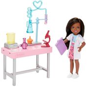 Boneca Barbie Chelsea e Acessórios Conjunto Cientista Laboratório - Mattel