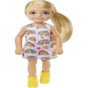 Boneca Barbie Família - Chelsea Club - Menina Loira Vestido Arco-Íris Hgt02