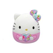 Pelúcia Hello Kitty Squishmallows Sunny 26cm Sanrio com Coração Estampado e Laço Colorido